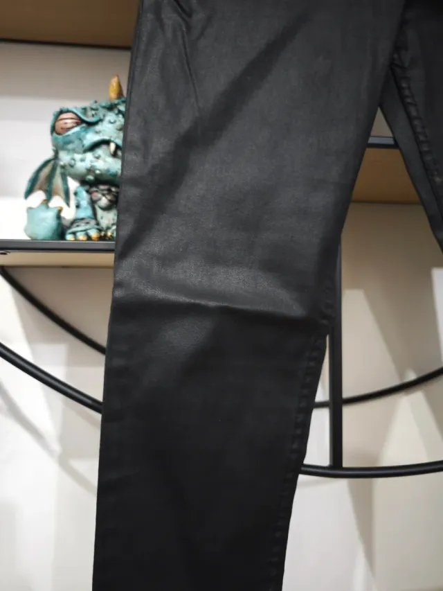 Pantalón negro efecto piel Mango Talla S
