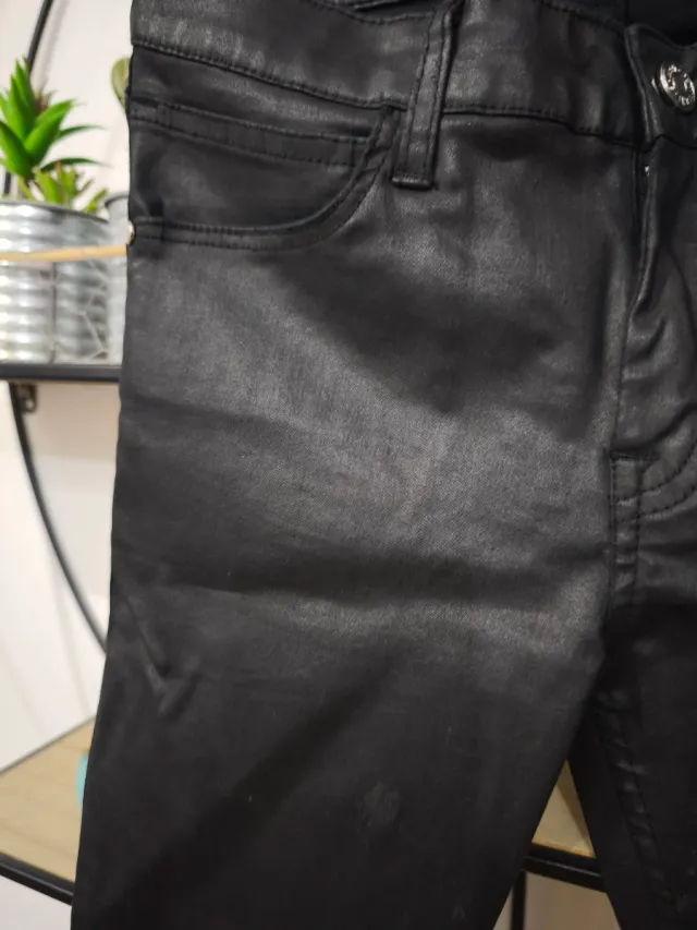 Pantalón negro efecto piel Mango Talla S