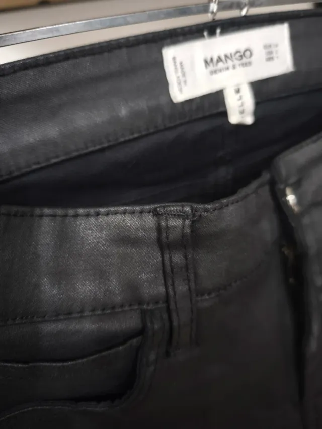 Pantalón negro efecto piel Mango Talla S