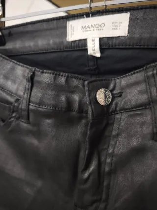 Pantalón negro efecto piel Mango Talla S