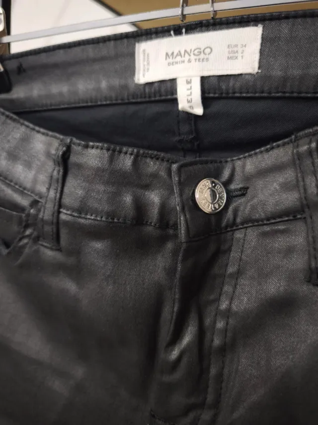 Pantalón negro efecto piel Mango Talla S
