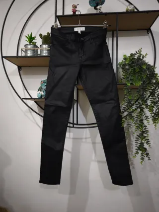 Pantalón negro efecto piel Mango Talla S