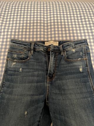 Pantalón vaquero elástico, efecto roto