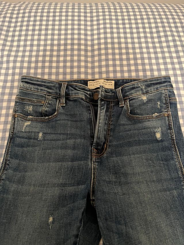 Pantalón vaquero elástico, efecto roto