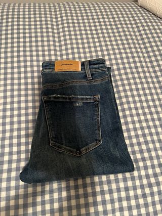 Pantalón vaquero elástico, efecto roto