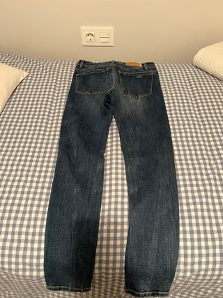 Pantalón vaquero elástico, efecto roto