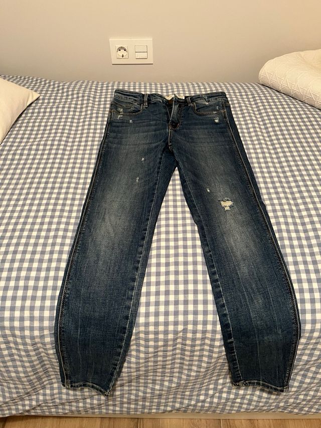 Pantalón vaquero elástico, efecto roto