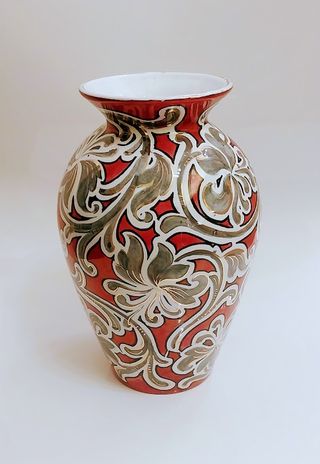 Elegante jarrón de porcelana decorada