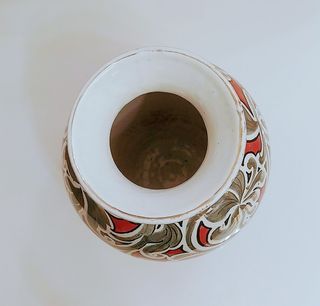 Elegante jarrón de porcelana decorada