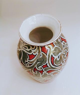 Elegante jarrón de porcelana decorada