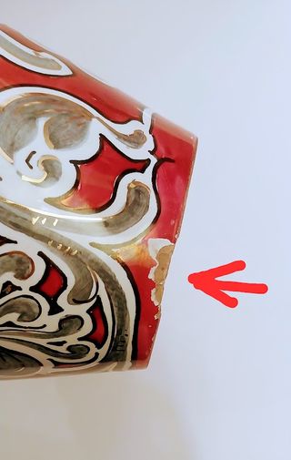 Elegante jarrón de porcelana decorada