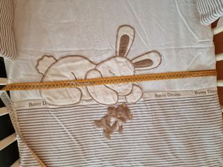 CUNA DE MADERA CON COLCHON Y JUEGO DE ROPA