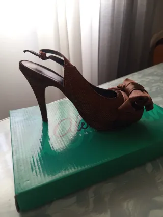 Zapatos de fiesta marrones con lazo