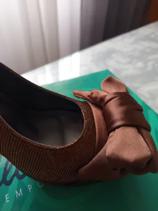 Zapatos de fiesta marrones con lazo