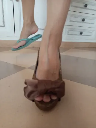 Zapatos de fiesta marrones con lazo