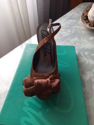 Zapatos de fiesta marrones con lazo