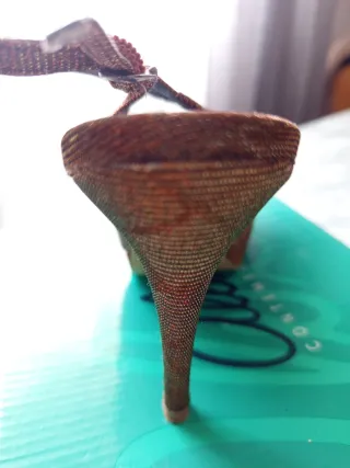 Zapatos de fiesta marrones con lazo