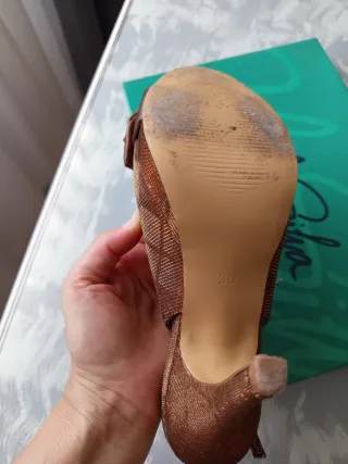 Zapatos de fiesta marrones con lazo