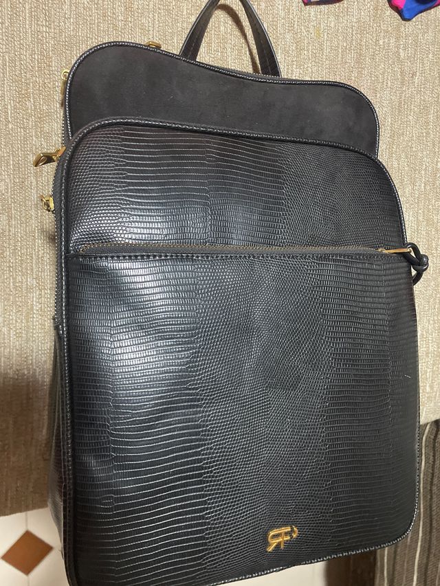 Bolso mochila negro piel efecto lagarto