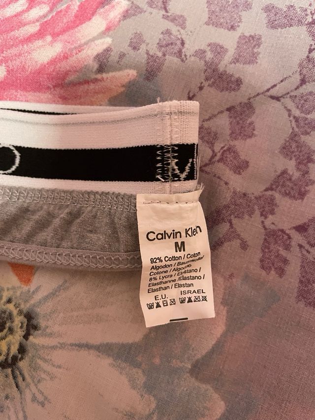 Pack 3 tangas Calvin Klein negro y gris