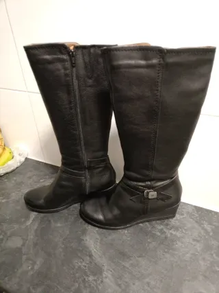 Botas altas de piel negras sin estrenar