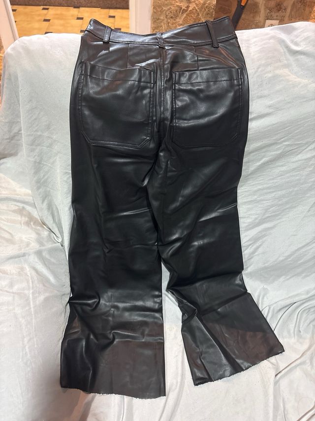 Pantalones negros efecto piel