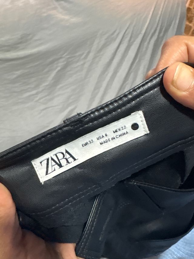 Pantalones negros efecto piel