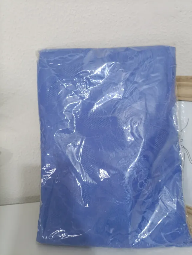 Dos manteles redondos tela azul y verde