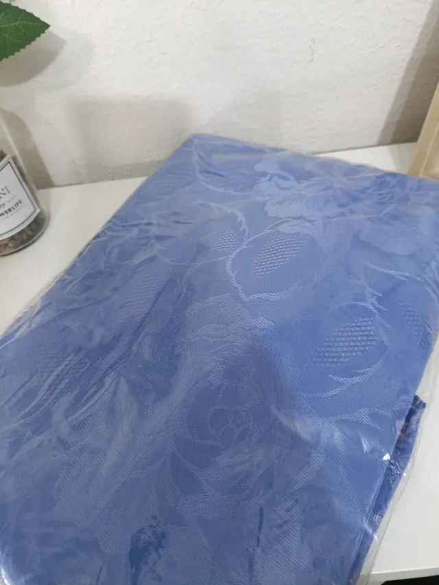 Dos manteles redondos tela azul y verde