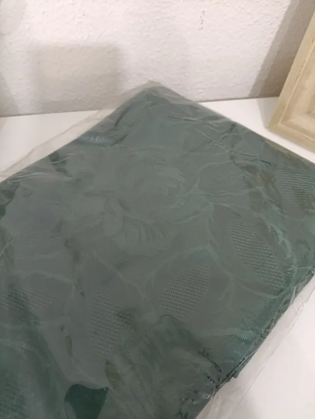 Dos manteles redondos tela azul y verde