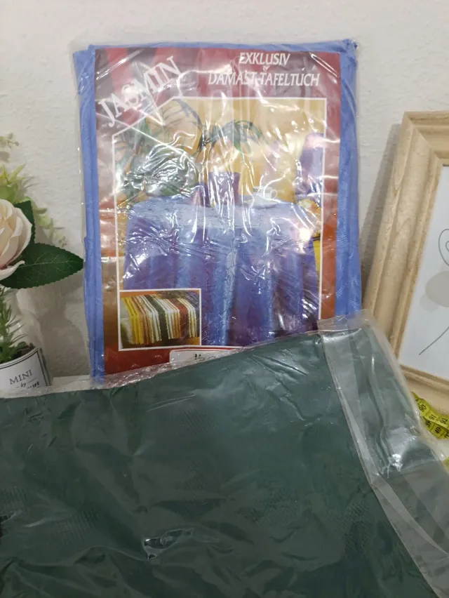 Dos manteles redondos tela azul y verde