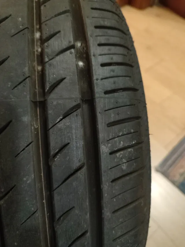 Neumático 185/55 R15 Nuevo. ROADSTONE EUROVIS SPOR