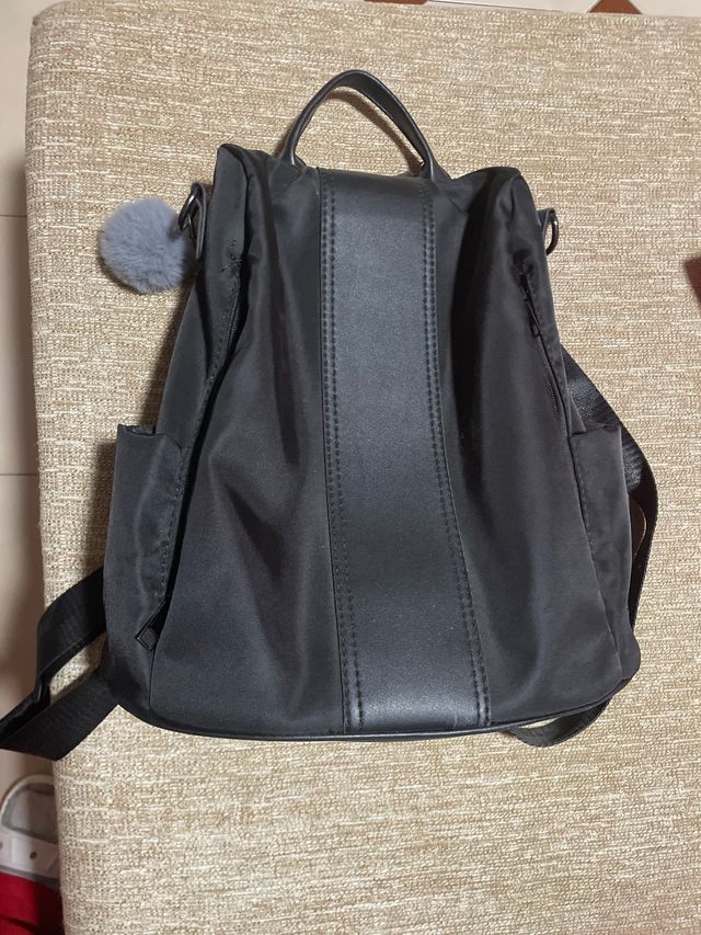 Bolso mochila negro con pompón
