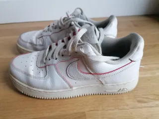 Nike Air Force 1 Blancas con Detalles Rosas