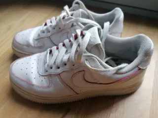 Nike Air Force 1 Blancas con Detalles Rosas