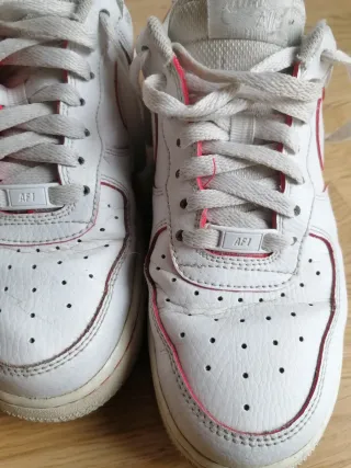 Nike Air Force 1 Blancas con Detalles Rosas