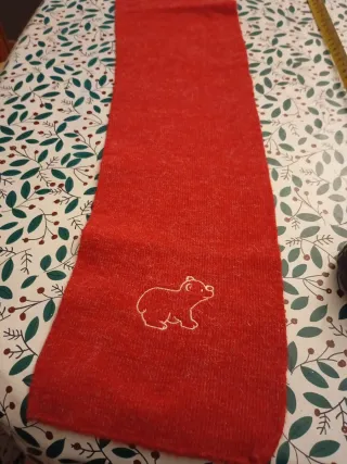 Bufanda roja con bordado de oso