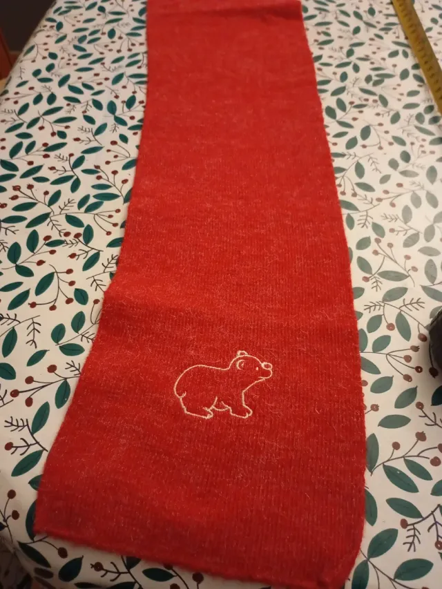 Sciarpa rossa con ricamo di orso