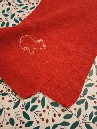 Bufanda roja con bordado de oso