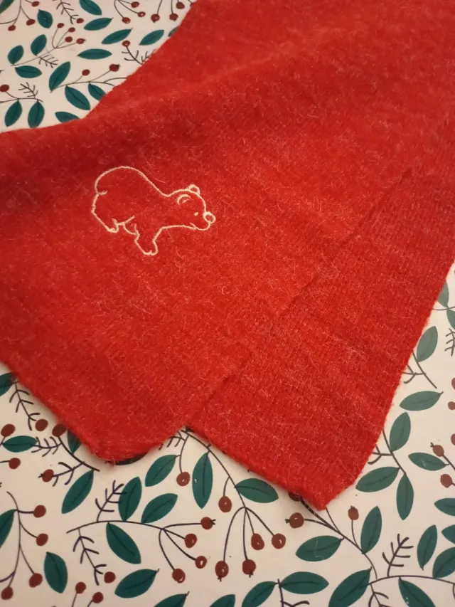 Sciarpa rossa con ricamo di orso