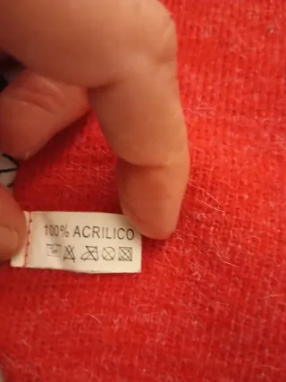 Bufanda roja con bordado de oso