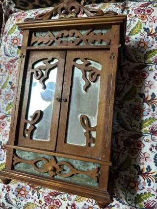 Armario de madera para muñecas