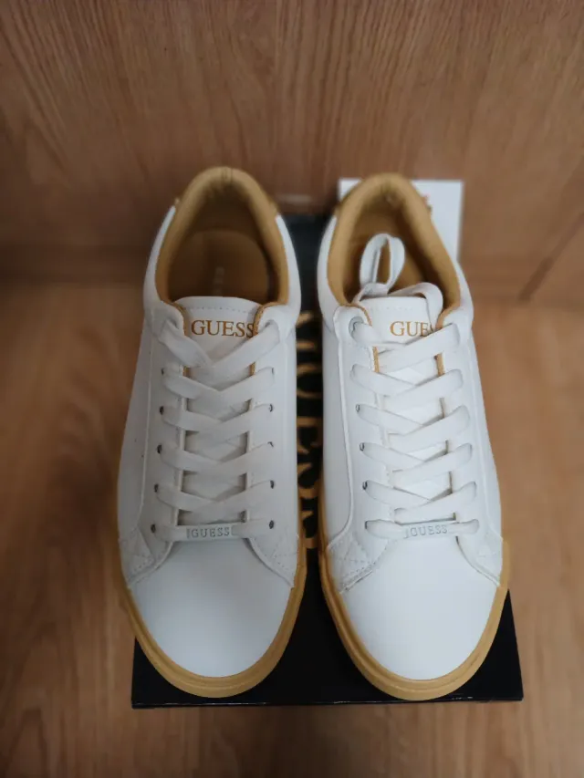Deportivas Guess Blancas y Doradas