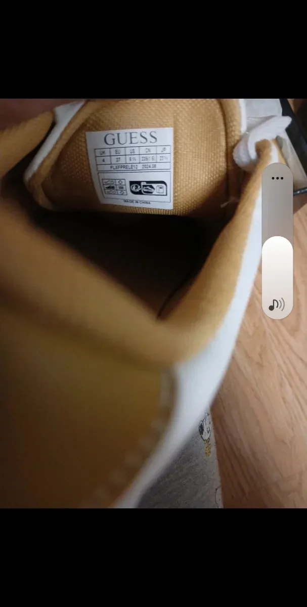 Deportivas Guess Blancas y Doradas