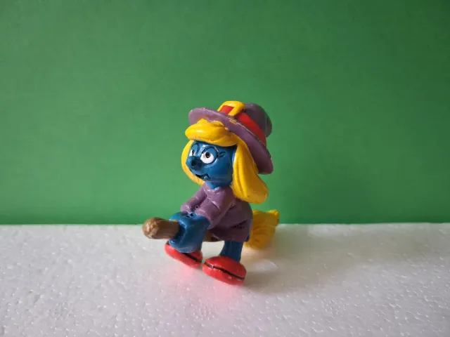 Figurita PVC pitufina bruja