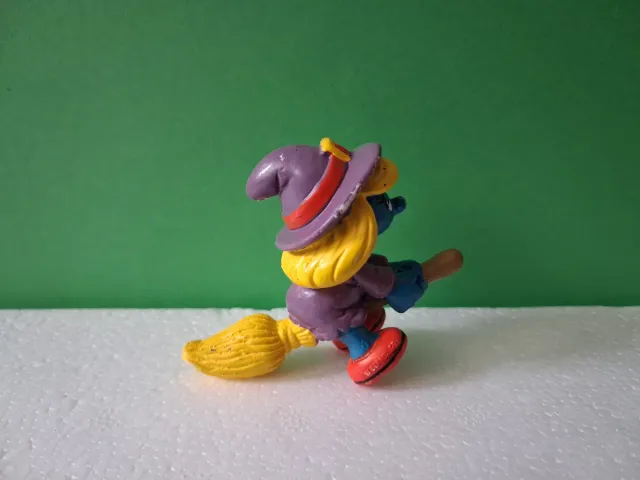 Figurita PVC pitufina bruja