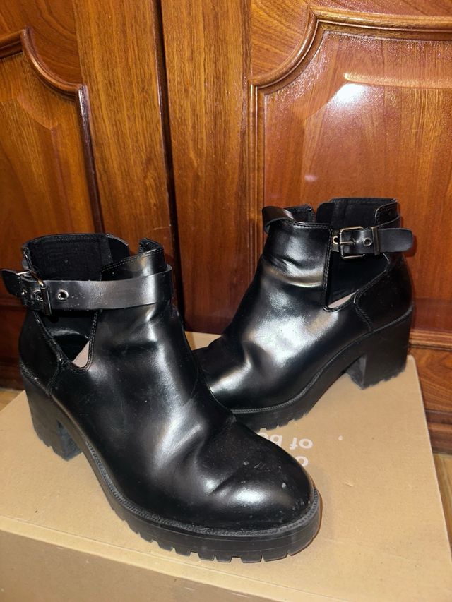 Botines negros con hebilla y plataforma