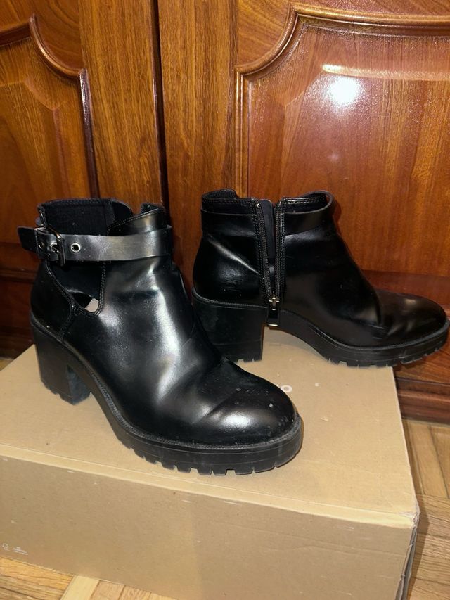 Botines negros con hebilla y plataforma