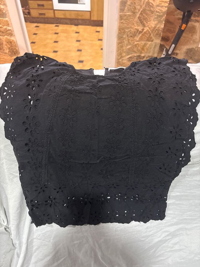 Camiseta negra bordada