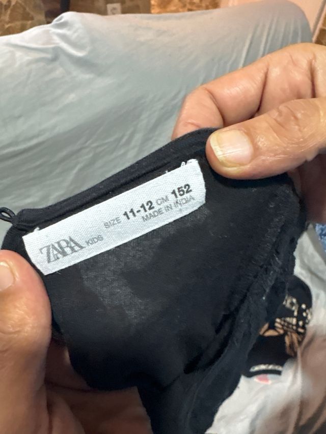 Camiseta negra bordada